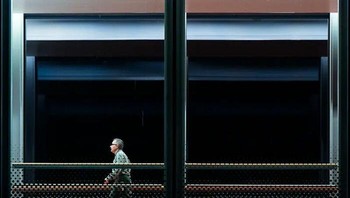 Karya Marco Wilm menjadi Juara Ketiga kategori Street Foto: The Minimalist Photography Awards
