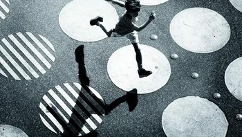 Karya Marco Wilm menjadi Honorable Mention kategori Street Foto: The Minimalist Photography Awards