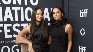 Dua bintang utama di film aksi tersebut, Aurora Ribero sebagai 13 dan Hana Malasan sebagai Umbra. Dok. Netflix