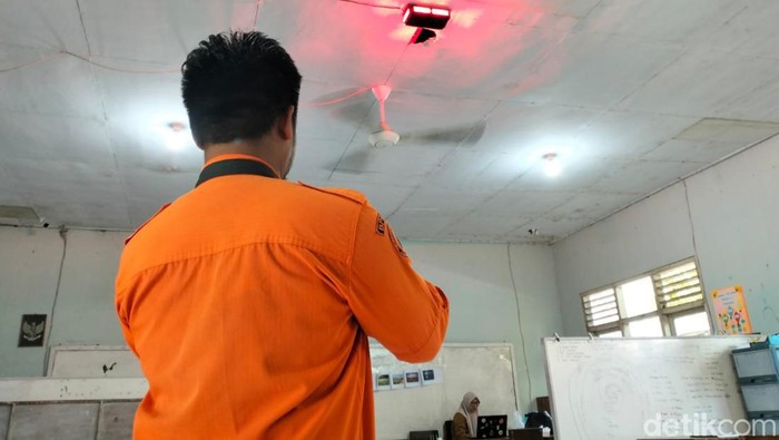 Tim BPBD Kota Tasikmalaya saat memeriksa kesiapsiagaan bencana di SLB Bahagia