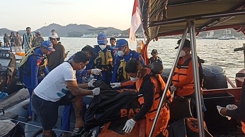 Tim SAR gabungan mengevakuasi nelayan yang tewas di perairan Labuan Bajo, Manggarai Barat, NTT, Selasa (17/9/2024). (Dok. Humas Basarnas Maumere)