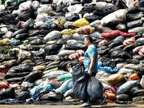 TPA Diblokade Warga, Sampah Menumpuk di Jalanan Bolivia