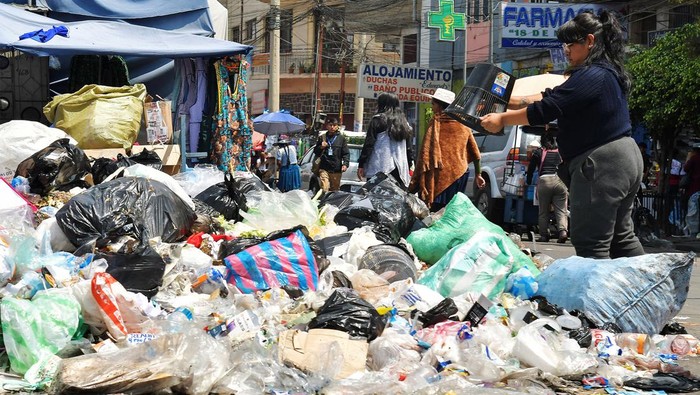 TPA K'ara K'ara di Cochabamba, Bolivia, tidak beroperasi karena diblokade warga, Senin (16/9/2024) waktu setempat. Sampah pun menumpuk di pinggir-pinggir jalan.