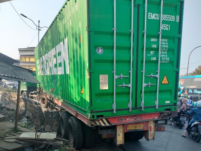 Truk Gangguan di Kolong Flyover Cakung, Lalin Macet