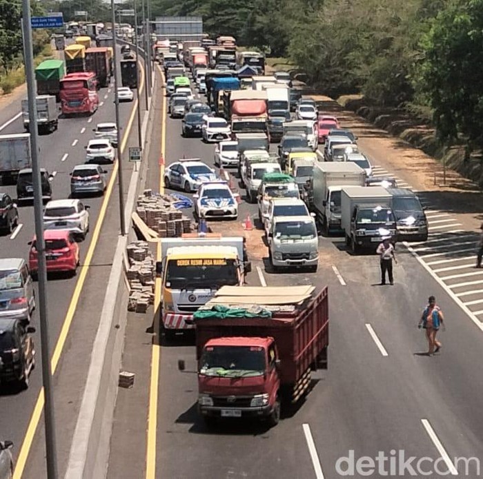 truk terguling di Km 747.100 sidoarjo waru