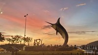 Marlin Statue yang jadi ikon Kota Kinabalu.