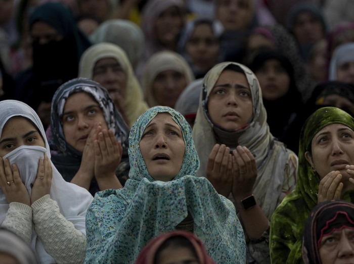 Kashmiri Muslim devotees offer prayers as a head priest displays a relic, believed to be a hair from the beard of the Prophet Mohammad, at the Hazratbal shrine on Eid-e-Milad, the birth anniversary of the prophet, in Srinagar, Indian controlled Kashmir, Tuesday, Sept. 17, 2024. (AP Photo/Dar Yasin)