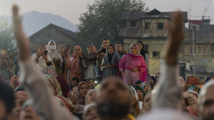 Umat Islam di India Merayakan Maulid Nabi SAW Kashmiri Muslim devotees offer prayers as a head priest displays a relic, believed to be a hair from the beard of the Prophet Mohammad, at the Hazratbal shrine on Eid-e-Milad, the birth anniversary of the prophet, in Srinagar, Indian controlled Kashmir, Tuesday, Sept. 17, 2024. (AP Photo/Dar Yasin)