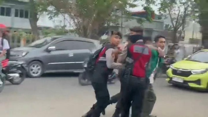 Unjuk rasa mahasiswa di Universitas Muhammadiyah Palembang.