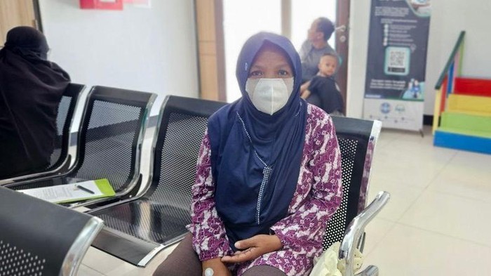Untung Idatul Laila (46) menderita diabetes militus sejak tahun 2019. Ia memanfaatkan kepesertaan Program Jaminan Kesehatan Nasional (JKN) miliknya untuk berobat jalan di Puskesmas.