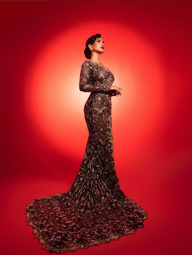 Terlepas dari pro-kontra Miss Universe Indonesia 2024, Vina kerap tampil mempesona lewat fofot-foto yang diunggahnya di Instagram. Wanita berkulit sawo matang ini tak jarang tampil seksi dengan busana glamor. Foto: Instagram/@vinaanggisitorus