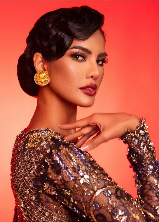 Dalam sejumlah pemotretan, wajah eksotisnya selalu dirias dengan makeup glamor bernuansa nude hingga pink, yang disempurnakan riasan mata bold. Foto: Instagram/@vinaanggisitorus