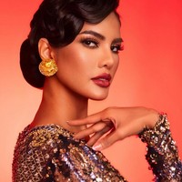 Dalam sejumlah pemotretan, wajah eksotisnya selalu dirias dengan makeup glamor bernuansa nude hingga pink, yang disempurnakan riasan mata bold. Foto: Instagram/@vinaanggisitorus