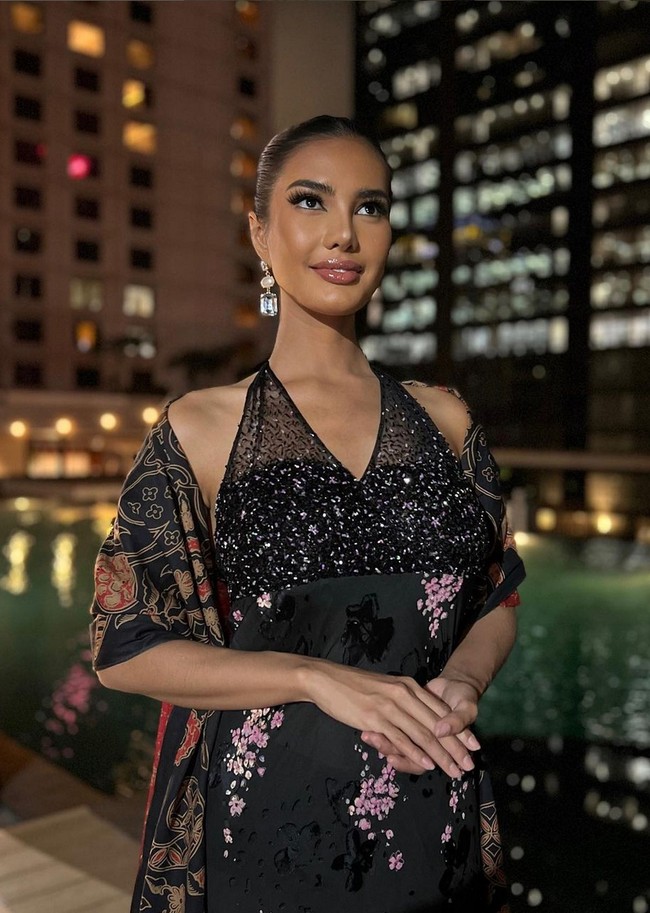 Menurut Vina, keputusan ini adalah langkah terbaik untuk kariernya. Dia merasa lebih bebas untuk mengeksplorasi bakat-bakatnya di luar panggung kontes kecantikan. Foto: Instagram/@vinaanggisitorus