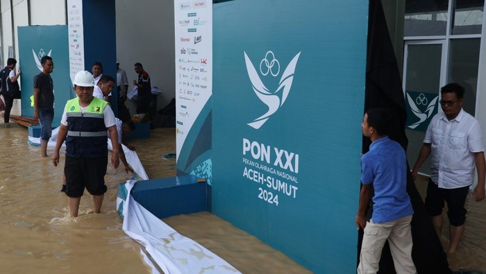 Waduh, Venue Menembak PON XXI Terendam Banjir Sejumlah pekerja berusaha menghalau aliran air agar tidak masuk ke venue lapangan tembak indoor SR 50 meter PON XXI Aceh-Sumut 2024 di Lapangan Tembak Rindam IM Mata Ie, Aceh Besar, Aceh, Selasa (17/9/2024). Sejumlah area di venue menembak tersebut tergenang air akibat hujan dengan intensitas tinggi. ANTARA FOTO/Arnas Padda/aww.