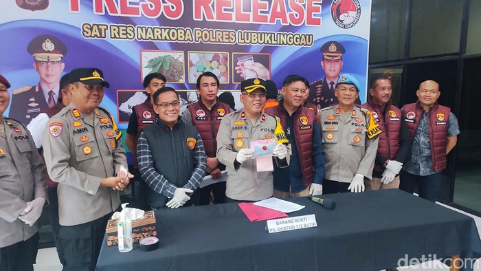 Wakapolres Lubuklinggau Kompol Asep Supriyadi menunjukkan barang bukti pil ekstasi