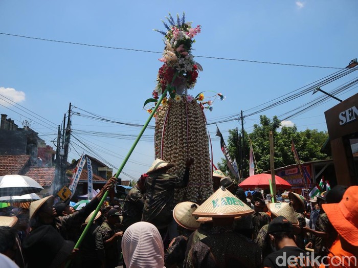 Warga Desa Sukolilo, Kabupaten Pati, Jawa Tengah, menggelar tradisi meron untuk merayakan Maulid Nabi Muhammad SAW, Selasa (17/9/2024).