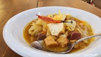 Cake adalah makanan pembuka, semacam sop atau capcay. Kuliner ini biasa disajikan dalam acara pesta perkawinan sebagai makanan pembuka, sebelum makanan pokok yang biasanya berupa nasi goreng.