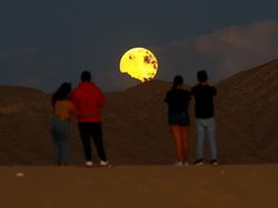 8 Potret Keindahan Supermoon di Berbagai Negara