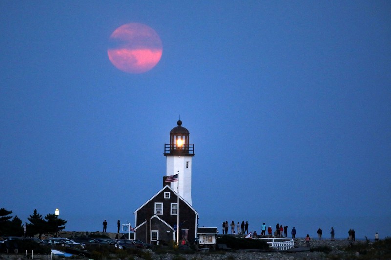 Supermoon Panen terlihat muncul indah di atas mercusuar ikonis di Scituate, Massachusetts, AS, 17 September 2024. REUTERS/Lauren Owens