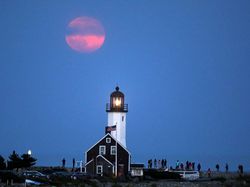 8 Potret Keindahan Supermoon di Berbagai Negara