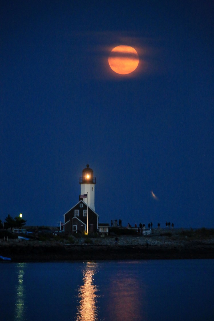 8 Potret Keindahan Bulan Purnama di Berbagai Negara Supermoon Panen terlihat muncul indah di atas mercusuar ikonis di Scituate, Massachusetts, AS, 17 September 2024. REUTERS/Lauren Owens