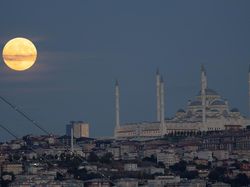 8 Potret Keindahan Supermoon di Berbagai Negara
