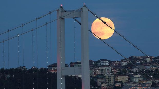 Bulan terbit dengan indah di atas Bukit Camlica yang terkenal di Istanbul, Turki, pada 17 September 2024. REUTERS/Murad Sezer