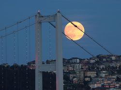 8 Potret Keindahan Supermoon di Berbagai Negara
