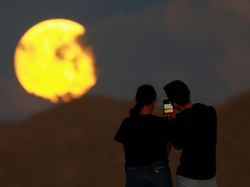 8 Potret Keindahan Supermoon di Berbagai Negara