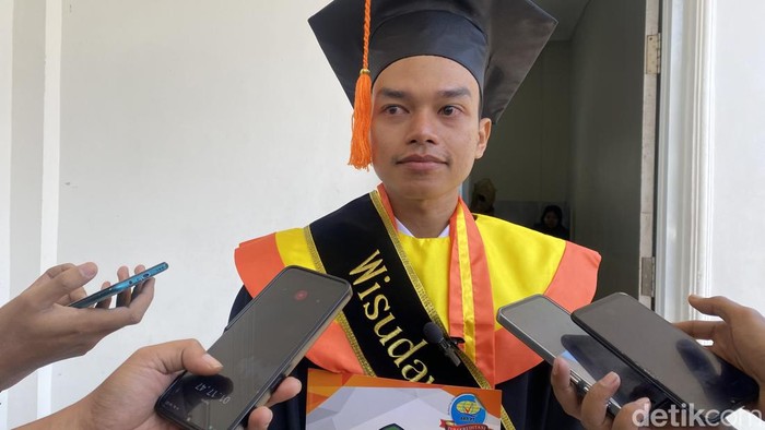 Adi Nugraha, mahasiswa STISIP Syamsul Ulum Sukabumi nyambi jadi driver ojol hingga lulus sarjana