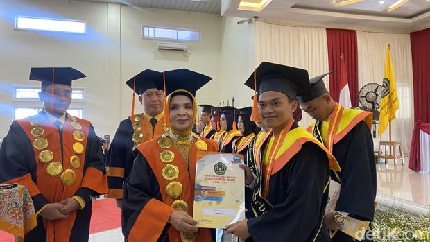 Adi Nugraha, mahasiswa STISIP Syamsul Ulum Sukabumi nyambi jadi driver ojol hingga lulus sarjana