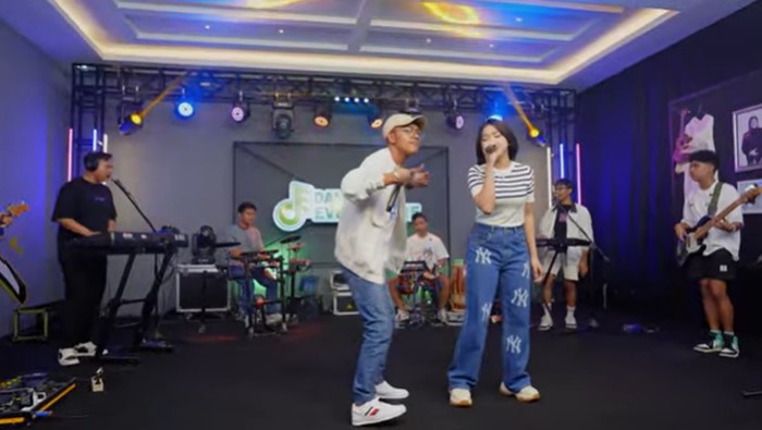 Aftershine ft Dinda Teratu menyanyikan lagu Saktenane.