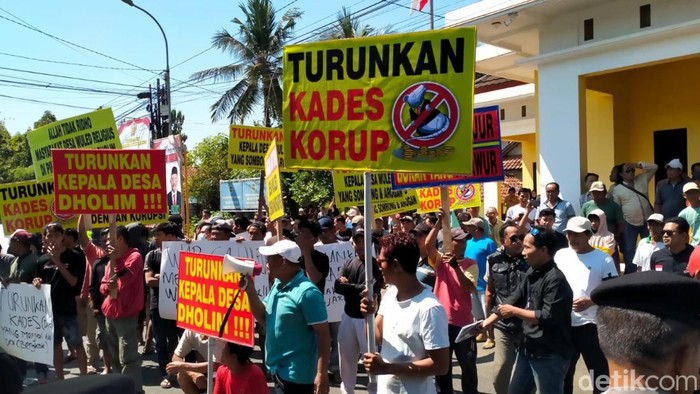 Aksi demo warga di balai Desa Wuled, Tirto, Pekalongan, Rabu (18/9/2024).