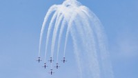 Bali International Air Show 2024 berlangsung mulai Rabu (18/9). Tim aerobatik Jupiter Angkatan Udara tampil memukau dengan manuver spektakuler. REUTERS/Johannes Christo