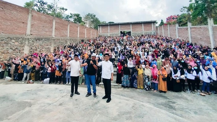 Anggota DPR-RI dari PDIP Samsu Niang (tengah) bersama bapaslon bupati dan wakil bupati Soppeng Suwardi Haseng-Selle Ks Dalle.