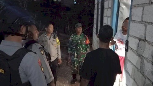 Polisi saat mengamankan AN, pelaku penganiayaan terhadap tetangganya di Kelurahan Manulai II, Kecamatan Alak, Kota Kupang, NTT. (Dok. Polresta Kupang Kota).