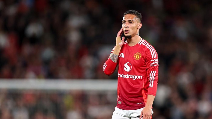 MANCHESTER, ENGLAND - SEPTEMBER 17: Antony of Manchester United during the Carabao Cup Third Round match between Manchester United and Barnsley at Old Trafford on September 17, 2024 in Manchester, England. (Photo by Robbie Jay Barratt - AMA/Getty Images)