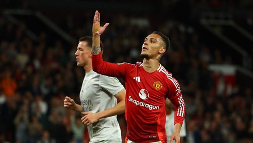 Soccer Football - Carabao Cup - Third Round - Manchester United v Barnsley - Old Trafford, Manchester, Britain - September 17, 2024 Manchester Uniteds Antony celebrates scoring their second goal REUTERS/Molly Darlington EDITORIAL USE ONLY. NO USE WITH UNAUTHORIZED AUDIO, VIDEO, DATA, FIXTURE LISTS, CLUB/LEAGUE LOGOS OR LIVE SERVICES. ONLINE IN-MATCH USE LIMITED TO 120 IMAGES, NO VIDEO EMULATION. NO USE IN BETTING, GAMES OR SINGLE CLUB/LEAGUE/PLAYER PUBLICATIONS. PLEASE CONTACT YOUR ACCOUNT REPRESENTATIVE FOR FURTHER DETAILS..