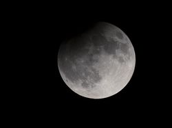 Gerhana Bulan Parsial dan Supermoon Hiasi Langit Dunia