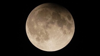 Penampakan supermoon dan gerhana Bulan parsial di atas Danau Michigan di Chicago, Amerika Serikat, Selasa (17/9). Purnama September dikenal sebagai Harvest Moon di dunia barat dan dinamai demikian berdasarkan kedekatannya dengan periode ekuinoks musim gugur. Foto: AP/Petros Karadjias