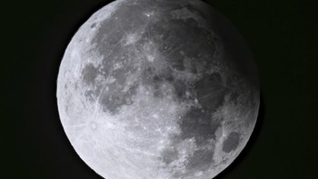 Supermoon dan gerhana Bulan parsial terbit di atas Brandenburg, Biegen, Jerman, Rabu (18/9). Pertunjukan langit ini hanya terlihat di Eropa, Amerika Selatan, Afrika, dan sebagian besar Amerika Utara. Sebagian besar wilayah Asia, termasuk Indonesia, serta Oseania tidak dilewati fenomena ini. Foto: AP/Petros Karadjias