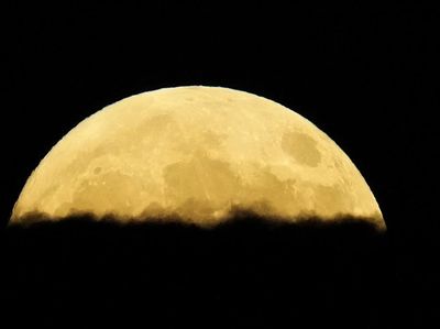 Gerhana Bulan Parsial dan Supermoon Hiasi Langit Dunia