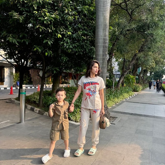 Sejak diviralkan oleh Lisa BLACKPINK, banyak masyarakat RI yang berbondong-bondong memborong boneka tersebut. Salah satunya Ussy Sulistiawaty yang juga terlihat menggantungkan boneka Labubu pada tas yang ditentengnya. Boneka yang dimiliki Ussy itu berwarna hijau muda. Foto: Instagram