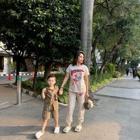 Sejak diviralkan oleh Lisa BLACKPINK, banyak masyarakat RI yang berbondong-bondong memborong boneka tersebut. Salah satunya Ussy Sulistiawaty yang juga terlihat menggantungkan boneka Labubu pada tas yang ditentengnya. Boneka yang dimiliki Ussy itu berwarna hijau muda. Foto: Instagram