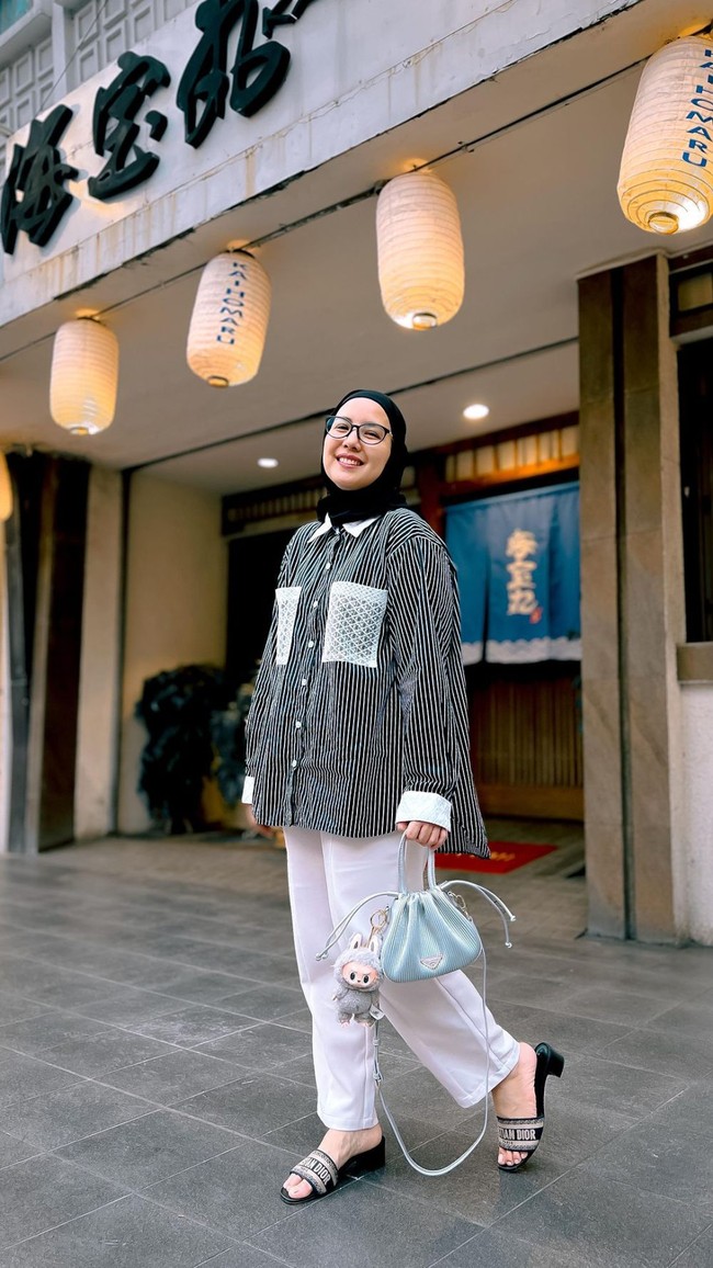 Tak mau ketinggalan, Tya Ariestya juga tampak memiliki gantungan boneka Labubu. Ia tampak menggantungkan boneka Labubu berwarna aabu-abu di tasa serut kecilnya. Foto: Instagram