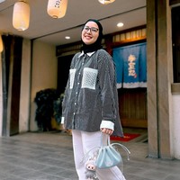 Tak mau ketinggalan, Tya Ariestya juga tampak memiliki gantungan boneka Labubu. Ia tampak menggantungkan boneka Labubu berwarna aabu-abu di tasa serut kecilnya. Foto: Instagram