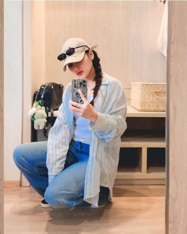 Kalau Ayu memiliki gantungan boneka Labubu yang berwarna hijau. Boneka Labubu sendiri diketahui merupakan karya seniman Hong Kong bernama Kasing Lung. Foto: Instagram