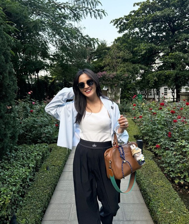 Hampir sama seperti Felicya Angelista, Ririn Ekawati juga memilih mendandani boneka Labubu yang dimilikinya. Boneka tersebut jadi terlihat semakin lucu dengan topi dan baju. Foto: Instagram