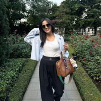 Hampir sama seperti Felicya Angelista, Ririn Ekawati juga memilih mendandani boneka Labubu yang dimilikinya. Boneka tersebut jadi terlihat semakin lucu dengan topi dan baju. Foto: Instagram